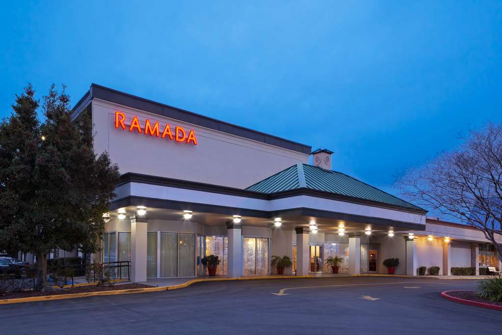 Hotel Ramada By Wyndham Metairie New Orleans Airport Exterior foto